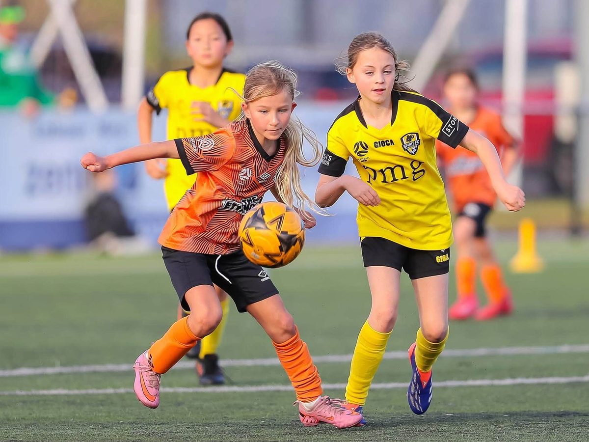 Blacktown Spartans Girls JDL player shielding the ball from an opponent